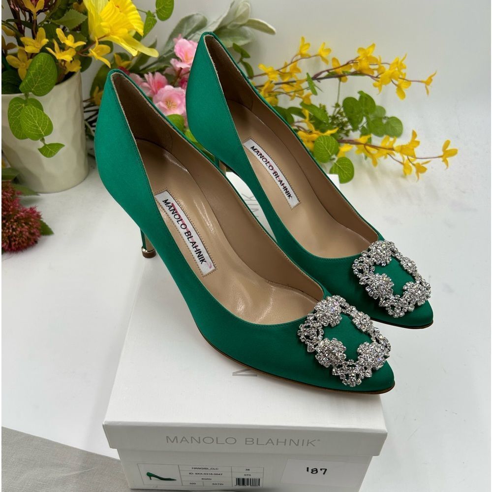 🚨FINAL SALES🚨 Women’s Manolo Blahnik hangisi 70 satin jeweled pump size 38